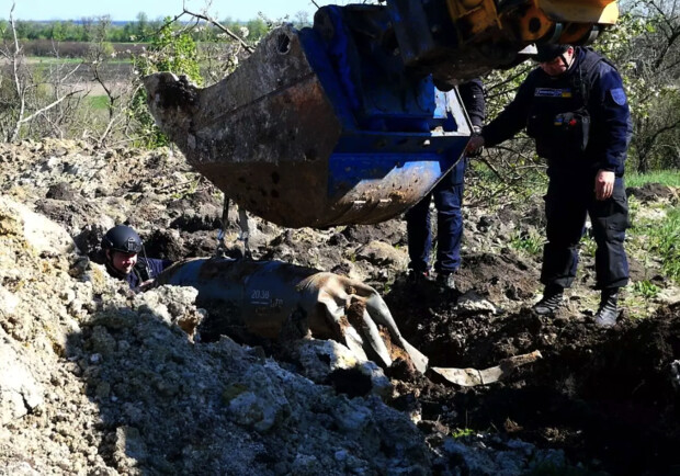 На Запоріжжі люди знайшли на вулиці авіабомбу: відео || - фото: zp.dsns.gov.ua