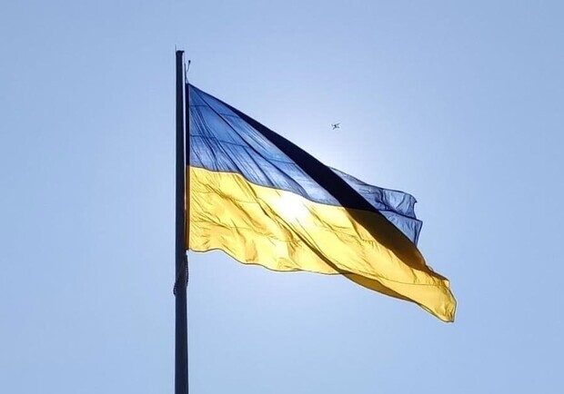 В Одесі чоловік зірвав з фасаду прапор України опубліковано відео Одеса Vgorodeua 8766