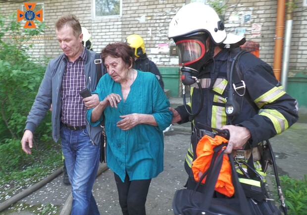 У Запоріжжі виникла пожежа у п'ятиповерхівці: людей евакуювали - фото