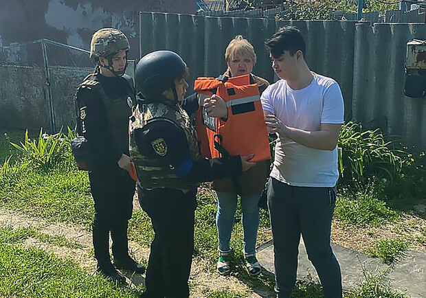 Поліція евакуювала родини з двома дітьми з лінії фронту у Запорізькій області. || Фото: zp.npu.gov.ua