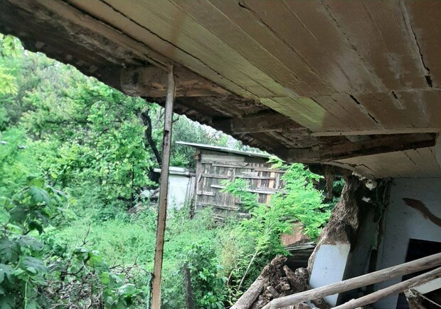 Під Запоріжжям через зливу розмокла і впала стіна будинку: постраждала жінка. || Фото: t.me/gu_dsns_zp