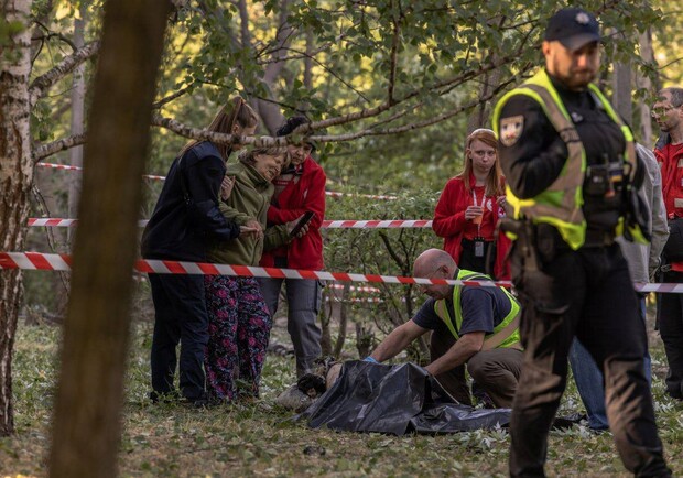 В Киеве из-за закрытого укрытия в Деснянском районе погибла женщина: подробности. || Фото: REUTERS/Валентин Огиренко