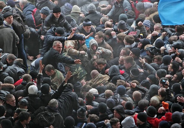 В тимчасово окуповані райони Запорізької області привезли провокаторів з Криму. || Фото: EPA/ARTUR SHVARTS