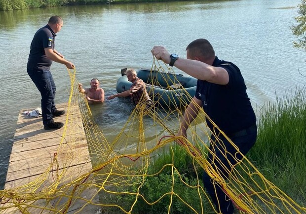 Девочка на местном водоеме