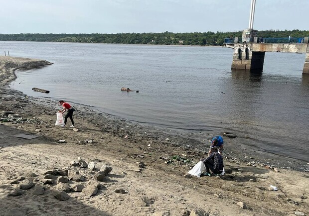 В Запорожье на берегу Днепра, где отошла вода, устроят уборку. || Фото: ukrinform.ua/Екатерина Клочко