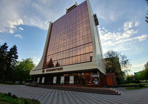 У Запоріжжі через аукціон за 41 мільйон продали 10-поверхову будівлю банку. || Фото: google.com/Dmytro Zuyenko