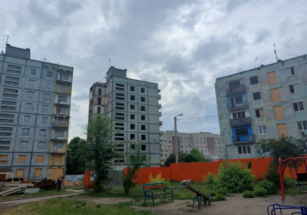 У Запоріжжі розпочали відбудову ще одного зруйнованого ракетою будинку. || Фото: 1news.zp.ua