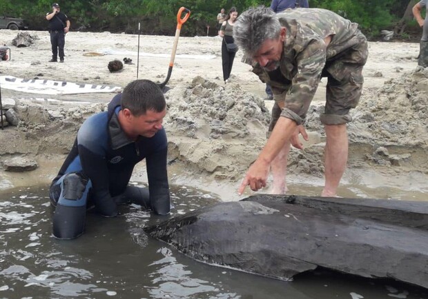 В Запорожье обнаружили лодку, которой может быть больше тысячи лет. || Фото: facebook.com/nzhortica