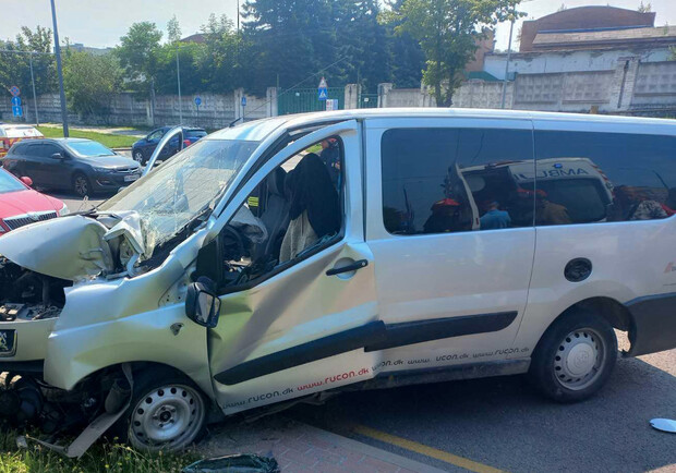 У Львові водій автомобіля протаранив електроопору || Фото: lv.dsns.gov.ua