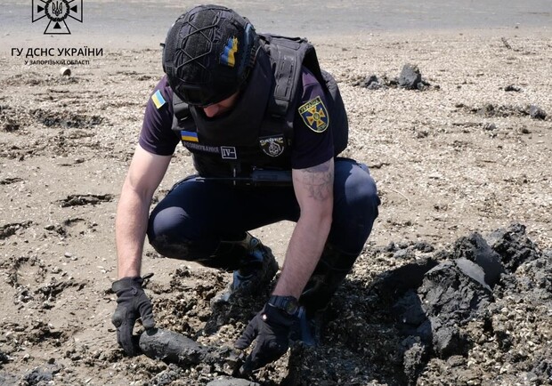 Запорізькі рятувальники вилучили 72 вибухонебезпечних предмети на узбережжі Дніпра. || Фото: zp.dsns.gov.ua