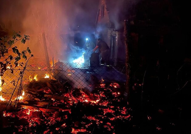 Через обстріл Пологівського района загорівся житловий будинок: постраждала літня жінка. || Фото: t.me/gu_dsns_zp