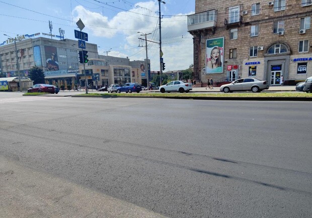 В центре Запорожья из проезжей части убрали "трамприн". || Фото: facebook.com/Департамент муниципального управления