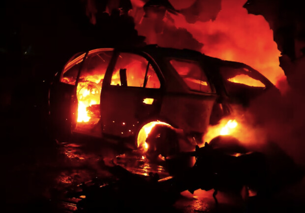 У Запоріжжі через атаку почалася величезна пожежа: горіло 14 автомобілів ||- фото: t.me/mvs_ukraine