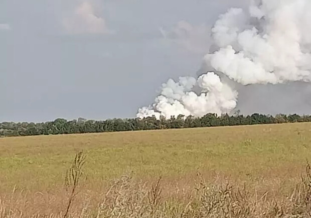 На месте вражеских обстрелов в Запорожском районе возник пожар. || Фото: zp.dsns.gov.ua