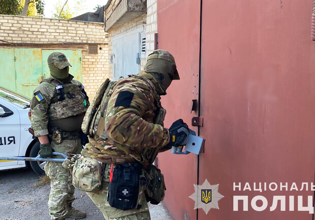У Запоріжжі викрили схему продажу фальсифікованого алкоголю в пунктах прийому вторсировини. || Фото: zp.npu.gov.ua