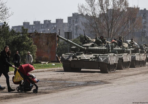 оккупанты прячут военную технику во дворах местных и живут в их домах - Генштаб. || Фото: Sergei Bobylev(TASS/picture alliance