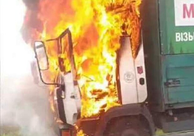На трасі біля Львова спалахнув автомобіль. || Фото: скріншот із відео.