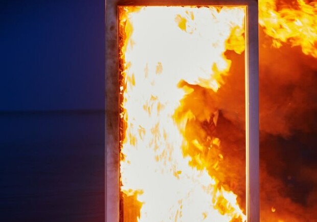 В Киеве возмущенный бывший поджег дверь дома - || фото: Arman Zhenikeyev gettyimages.com/