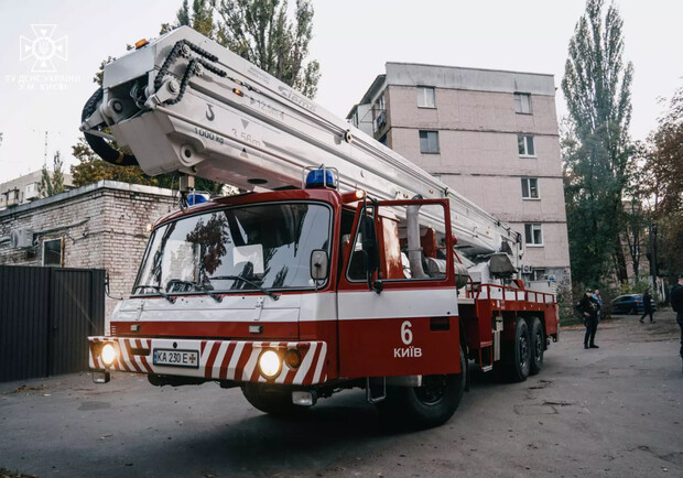 У Києві двоє підлітків застрягли на даху - || фото: kyiv.dsns.gov.ua