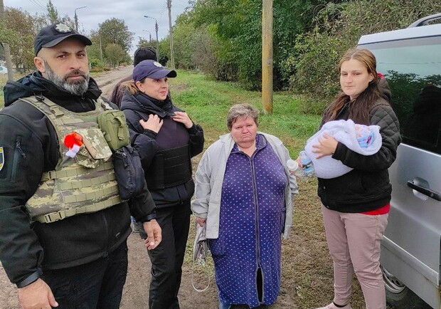 В Запорожской области из-под обстрелов вывезли семью с новорожденным ребенком ||- фото: zp.npu.gov.ua/