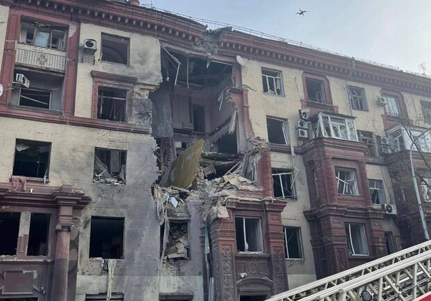 Попадание ракеты в пятиэтажку в Запорожье: существует угроза обрушения. || Фото: t.me/pgo_gov_ua