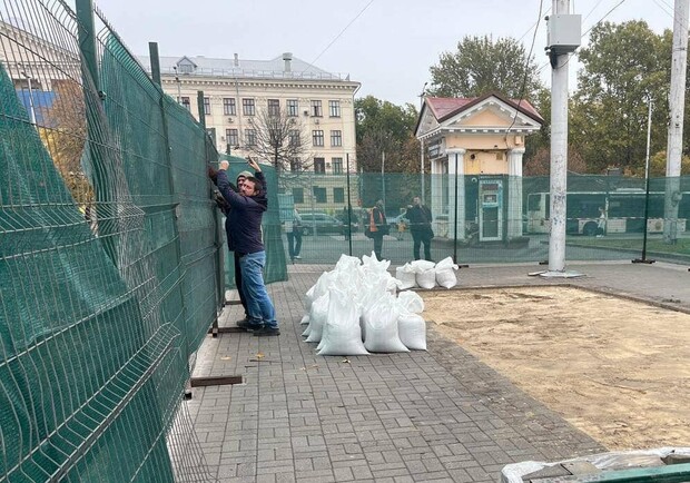 В Запорожье предприниматели приступили к строительству бетонных хранилищ для торговли. || Фото: 061.ua