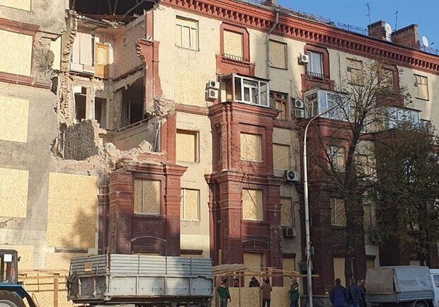 В Запорожье может упасть фасад разрушенного дома на проспекте Соборном: движение перекрыли || - фото: zp.gov.ua