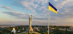 В Киеве сильный ветер повредил флаг Украины: что с ним будет