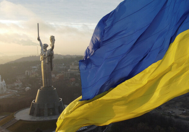 Через погіршення погодних умов, головний прапор України знов приспустять. || Фото: espreso.tv