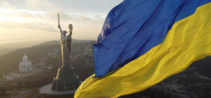 Из-за ухудшения погодных условий главный флаг Украины вновь опустят