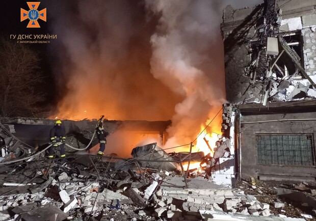 У Запоріжжі рятувальники ліквідували загоряння будівель внаслідок атаки Shahed. || Фото: t.me/gu_dsns_zp