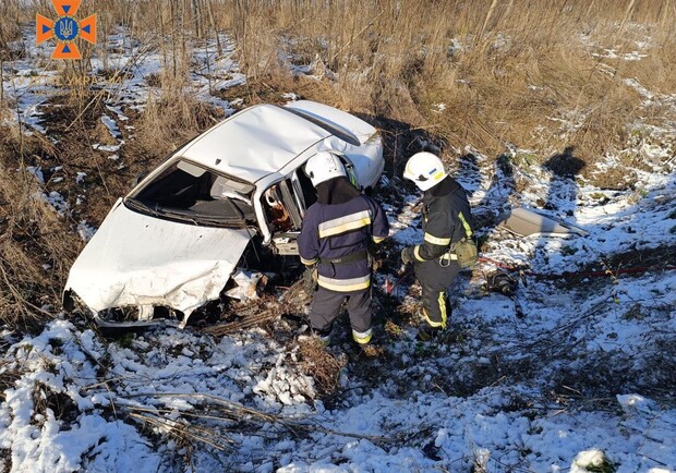 Смертельное ДТП на запорожской трассе: погибли два человека, пострадали двое взрослых и ребенок. || Фото: zp.dsns.gov.ua