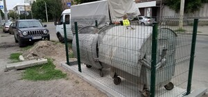 В Харькове устанавливают огороженные площадки с контейнерами для мусора