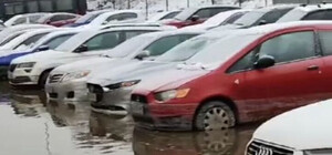 В Дарницком районе прорвало трубу: Вода подтопила стоянку