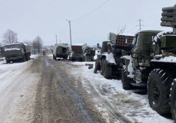 Оккупанты опрокидывают через Мариуполь военную технику на Бердянское направление - || фото: ukrinform.ua