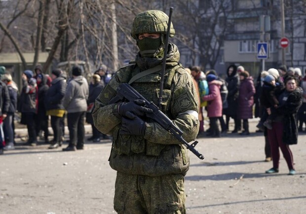 На вулицях Мелітополя з'явилися "слухачі" приватних розмов, які вишукують "неблагонадійних" - || фото: armyinform.com.ua