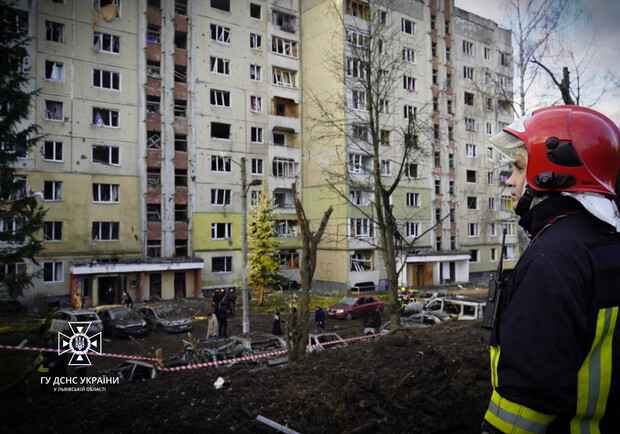 Рятувальники показали фото житлового кварталу Львова після ракетного удару росіян 29 грудня. || Фото: facebook.com/LVIVDSNS 