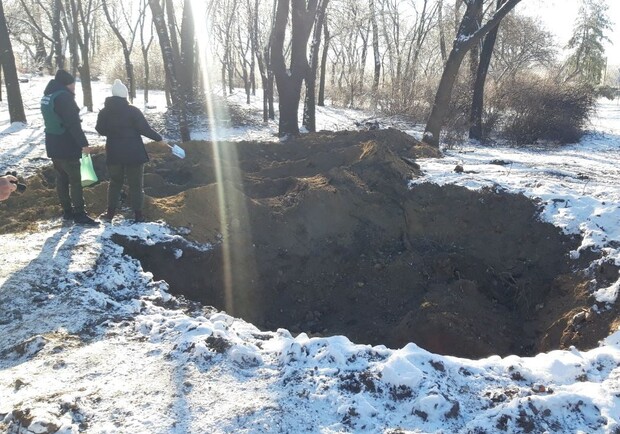 Экоинспекторы обследовали территорию в Запорожье, которая пострадала от ударов 8 января - || фото: t.me/pivdendei/1238