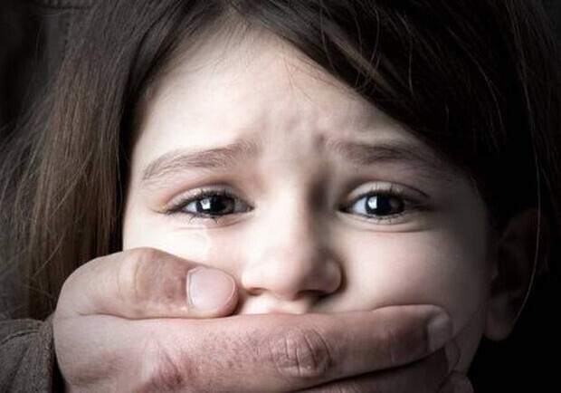 В Днепропетровской области, после смерти жены, мужчина развращал дочерей и снимал это на камеру