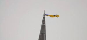 Из-за непогоды: в Харькове на главном флагштоке заменили флаг