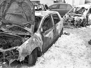 Ночью 17 февраля на Лесном загорелись сразу 11 автомобилей. Фото Максима ЛЮКОВА 