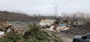 Участок земли в Соломенском районе столицы превратили в  нелегальную свалку - фото