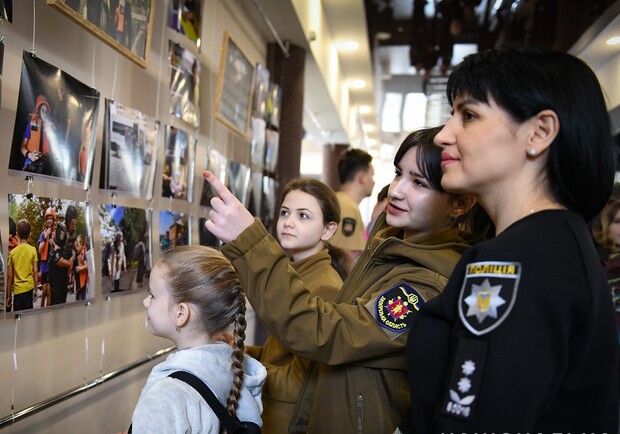 В Запорожье полицейские открыли фотовыставку "Несокрушимые люди войны". || Фото: zp.npu.gov.ua