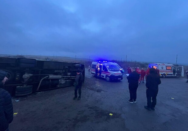 На Львівщині перекинувся пасажирський автобус із людьми: фото з місця ДТП. || Фото: Львівський Обласний Центр Екстреної Медичної Допомоги та Медицини Катастроф