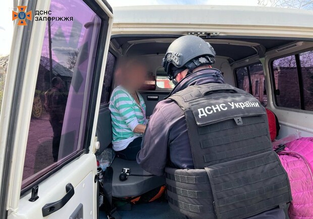 В результате российских обстрелов в Орехове разрушен дом: три человека оказались под завалами. || Фото: t.me/gu_dsns_zp