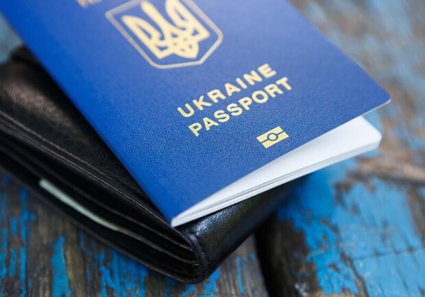 МИД приказал прекратить временно совершение консульских действий в отношении мужчин призывного возраста. || Фото: zp.npu.gov.ua