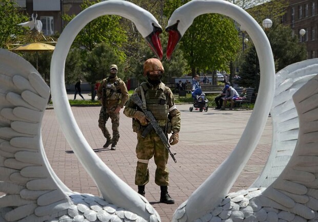 Оккупанты в Бердянске хотят прикрыть своих военных туристами из РФ. || Фото: apnews.com