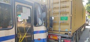 В Одессе маршрутка врезалась в грузовик: есть много пострадавших среди пассажиров