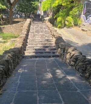 Прогулка по Лестнице мертвых: много ли мусора на ступенях и в сквере в самом центре Одессы