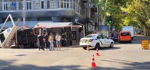 В центре Одессы столкнулись продуктовая фура и автомобиль ГСЧС: есть пострадавшие